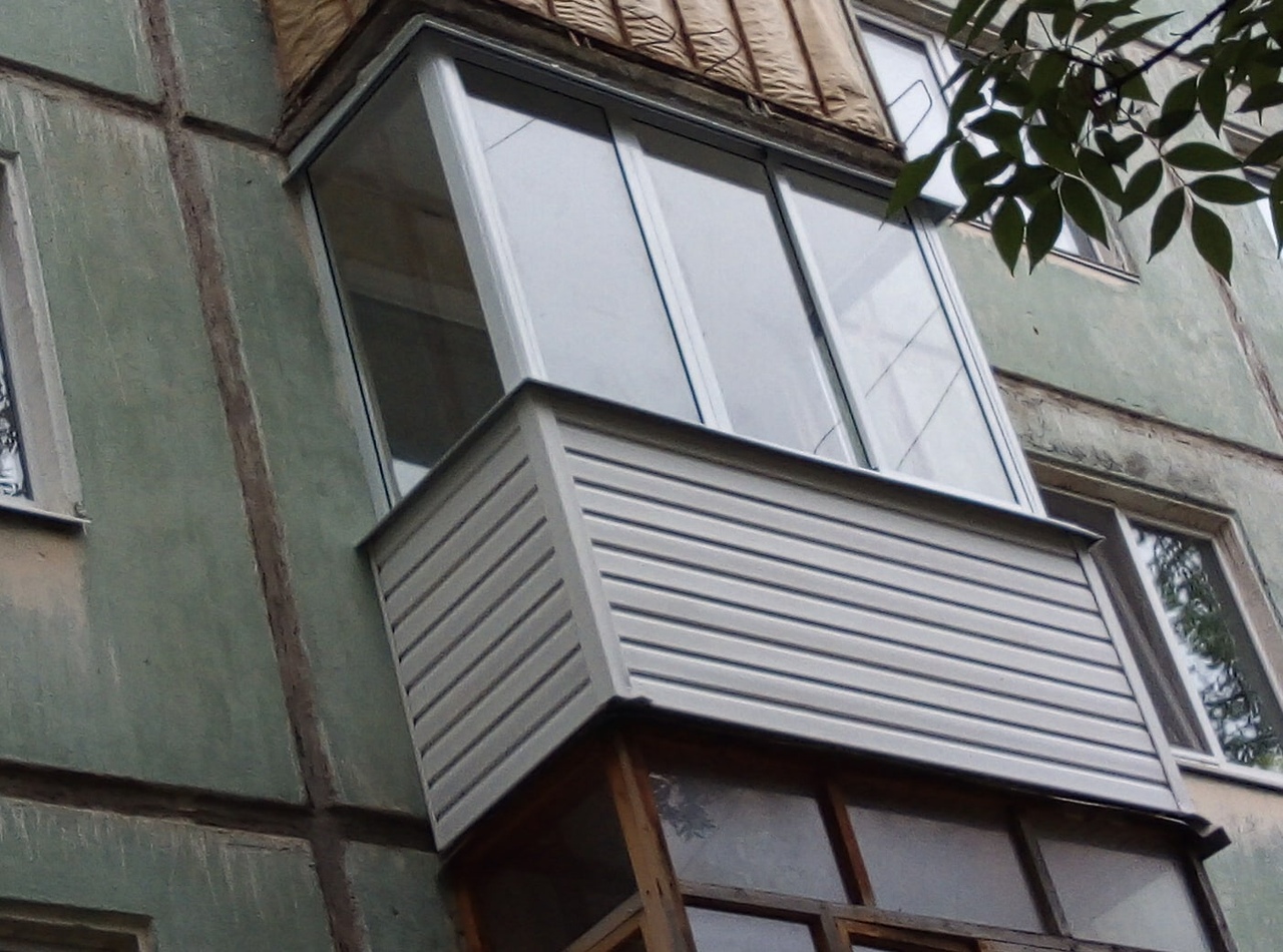 Раздвижное остекление П-образного балкона в хрущевке с внешней отделкой - фото 3